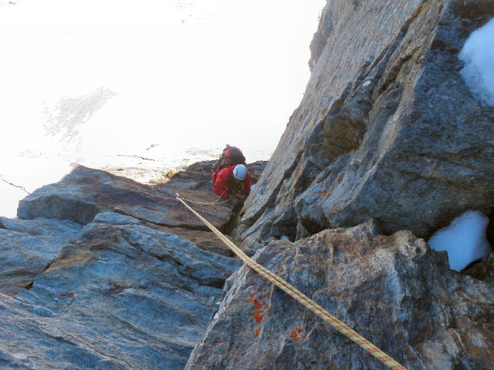 Arete du Soleil (30).jpg - Et me rejoint en luttant dans la bonne fissure cte 4c